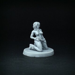 Girl in Chains (28 mm)